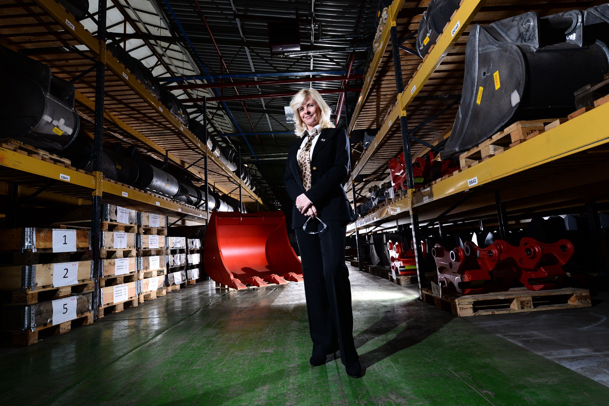 Jacqui Miller in Miller International’s UK factory 雅基·密尔ler in Miller International’s UK factory