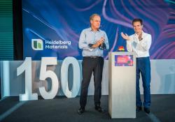 海德堡材料CEO Dominik von Achten(右)150周年庆典Philipp Reimer图片